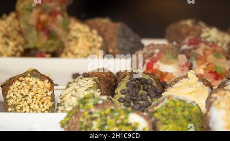 Cannoli sicilien, dessert italien traditionnel farci de crème de ricotta. Banque D'Images