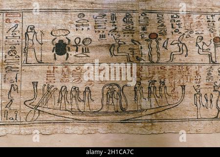 Gros plan des anciens hiéroglyphes égyptiens anciens et des dessins sur le papyrus Banque D'Images