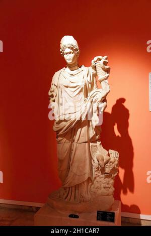 ANTALYA, TURQUIE - 02 juin 2014 : la statue de la déesse de la santé Hygieia dans la mythologie grecque et romaine au Musée archéologique d'Antalya Banque D'Images