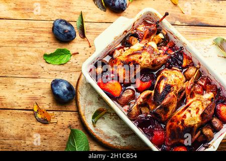 Caille frite à la sauce prune. Viande cuite à la prune. Banque D'Images