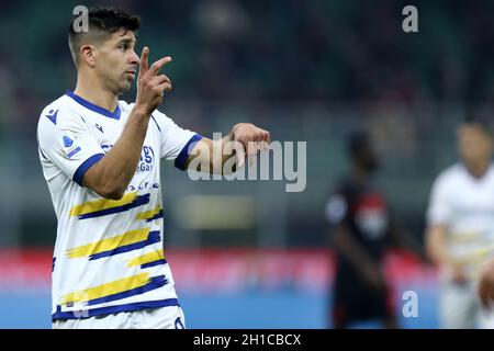 Giovanni Simeone de Hellas Verona FC gestes pendant la série Un match entre AC Milan et Hellas Verona FC . Banque D'Images