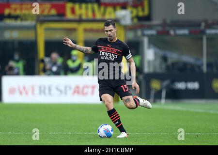 Alessio Romagnoli d'AC Milan en action pendant la série Un match entre AC Milan et Hellas Verona FC. Banque D'Images