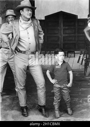 JOHN WAYNE et son fils de 4 ans JOHN ETHAN sur le set Candid pendant le tournage du CHARIOT DE GUERRE 1967 réalisateur BURT KENNEDY roman / scénario clair Huffaker musique Dimitri Tiomkin costume design Oscar Rodriguez Batjac Productions / Marvin Schwartz Productions / Universal Pictures Banque D'Images