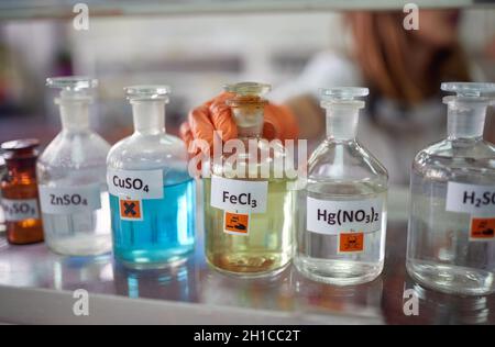 Verrerie de laboratoire avec produits chimiques Banque D'Images