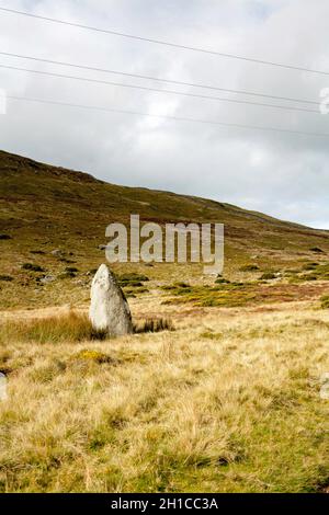 En pierre debout à Bwlch y Ddeufaen se trouvant à côté de la route romaine de Llanfairfechan à la Conwy Valley Snowdonia Nord du pays de Galles Banque D'Images