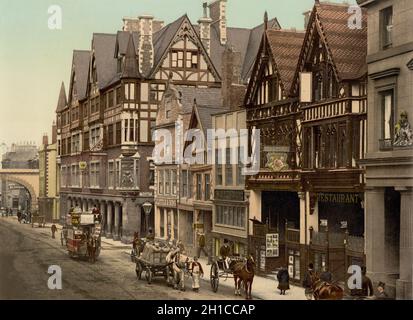 Photo couleur photochrome vintage vers 1890 de Eastgate Street à Chester ville historique en Angleterre datant de la période médiévale.La vue inclut les bâtiments d'époque Tudor et les rangées dans le centre-ville également l'hôtel Grosvenor.Un tramway à cheval exploité par la Chester Tramways Company peut être vu Banque D'Images