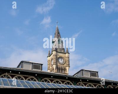 Tour historique de l'horloge du marché du XIXe siècle située à West Row, Darlington.Vue de East Row, avec le toit de la halle de marché au premier plan.ROYAUME-UNI. Banque D'Images