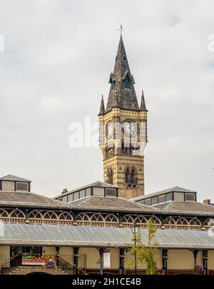 Tour historique de l'horloge du marché du XIXe siècle située à West Row, Darlington.ROYAUME-UNI Banque D'Images