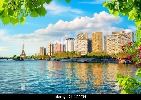 Quartier moderne des gratte-ciel sur la Seine avec vue sur la Tour Eiffel à Paris, France Banque D'Images