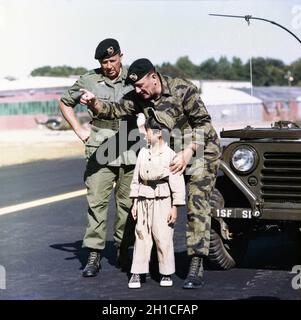 BRUCE CABOT JOHN WAYNE et Vietnamien Boy dans LES BÉRETS VERTS 1968 réalisateurs RAY KELLOGG JOHN WAYNE et (non crédité) MERVYN Leroy roman Robin Moore scénario James Lee Barrett musique Miklos Rozsa producteur Michael Wayne Batjac Productions / Warner Bros. / Seven Arts Banque D'Images