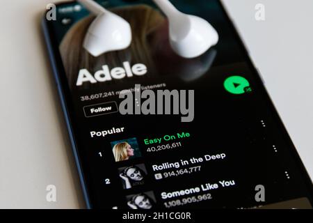 L'artiste de musique pop Adele nouveau single Easy On Me et le nouvel album de musique à venir 30 sur Spotify et la plate-forme musicale Apple Banque D'Images