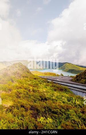 Route vide avec le paysage naturel de Lagoa do Fogo et le lagon en arrière-plan, île de São Miguel, Açores, Portugal Banque D'Images