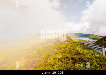 Route vide avec le paysage naturel de Lagoa do Fogo et le lagon en arrière-plan, île de São Miguel, Açores, Portugal Banque D'Images