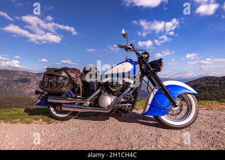 Moto de croisière rétro garée sur le côté de la route de montagne dans le Tyrol du Sud ; look nostalgique du style classique indien Banque D'Images