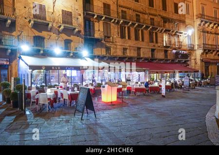 Nuit au paysage urbain, restaurants sur la place Piazza del Campo, Sienne, Toscane, Italie, Europe Banque D'Images
