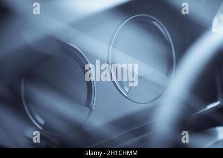 Gros plan du tableau de bord numérique d'une voiture. Banque D'Images