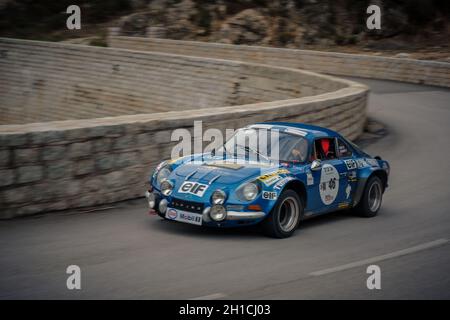 Occhiatana, Corse, France - 7 octobre 2020 : André Giusti et Franck Pasqualinii concourent dans leur Alpine A110 dans le Tour de Corse Historique 2021 Banque D'Images