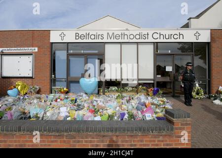 Leigh on Sea Essex, Royaume-Uni.18 octobre 2021.Hommages floraux laissés à l'église méthodiste de Belfoires à Leigh on Sea Essex la scène du meurtre du député Sir David Amiss le vendredi 15 octobre 2021.Crédit : MARTIN DALTON/Alay Live News Banque D'Images
