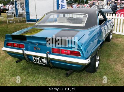 Vue des trois quarts arrière d'une Camaro Z/28 de Chevrolet bleue, 1969, exposée au salon de l'auto de Londres 2021 Banque D'Images