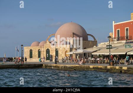 Venezianischer Hafen mit Kioutsouk Hassan Moschee, Chania, Kreta, Griechenland Banque D'Images
