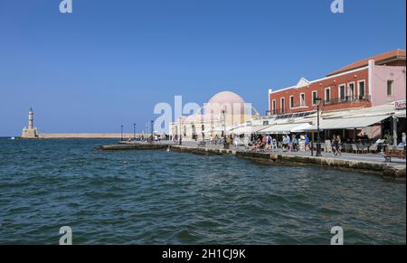 Venezianischer Hafen mit Kioutsouk Hassan Moschee, Chania, Kreta, Griechenland Banque D'Images