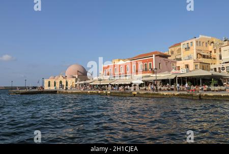Venezianischer Hafen mit Kioutsouk Hassan Moschee, Chania, Kreta, Griechenland Banque D'Images