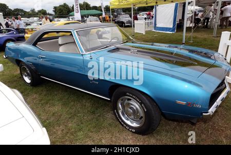 Vue latérale d'une Camaro Z/28 bleue 1969 de Chevrolet, exposée au salon des voitures classiques de Londres 2021 Banque D'Images