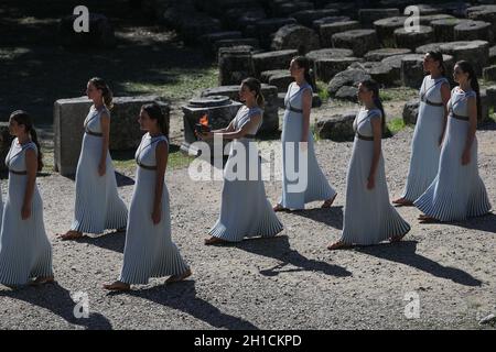 Olympie ancienne, Grèce.18 octobre 2021.Une actrice présente l'urne avec la flamme olympique lors de la cérémonie olympique d'éclairage à la flamme pour les Jeux Olympiques d'hiver de Beijing 2022, dans l'ancienne Olympie, Grèce, le 18 octobre 2021.Credit: Zheng Huansong/Xinhua/Alay Live News Banque D'Images