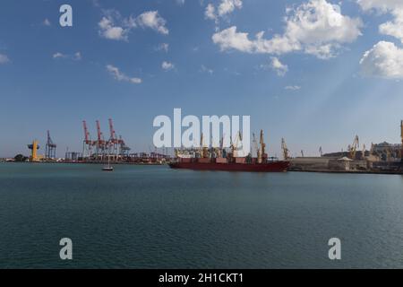 Terminal maritime à Odessa par beau temps. Banque D'Images