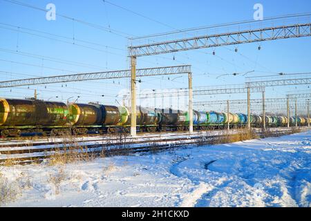 Chapaevsk, région de Samara, Russie - 08 décembre 2020 : chars de chemin de fer à la gare contre le ciel bleu Banque D'Images