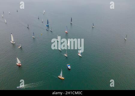 Vue aérienne de l'oiseau photo prise par drone de voilier dans l'eau de mer turquoise Banque D'Images