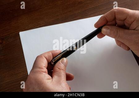 la décision d'écrire devant une feuille blanche Banque D'Images