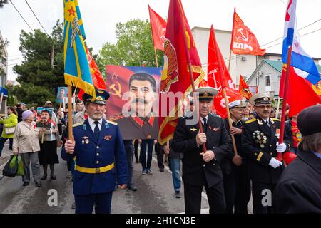 Anapa, Russie - 9 mai 2019 : les anciens combattants portent un portrait de Staline lors d'une célébration en l'honneur du jour de la victoire Banque D'Images