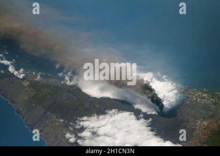 ISS - 10 octobre 2021 - les effets de l'éruption du volcan Cumbre Vieja sont ressentis de haut en bas.Les tremblements de terre et les petits tremblements de terre sont reg Banque D'Images