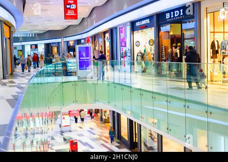 Paphos, CHYPRE - 14 FÉVRIER 2019: Les gens marchant par des magasins à l'intérieur de Kings Avenue Mall, Paphos, Chypre Banque D'Images