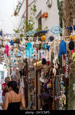 Polignano a Mare, Italie - le 17 septembre 2019 : magasin avec des souvenirs à Polignano a Mare. Pouilles, province de Bari, Italie, Banque D'Images