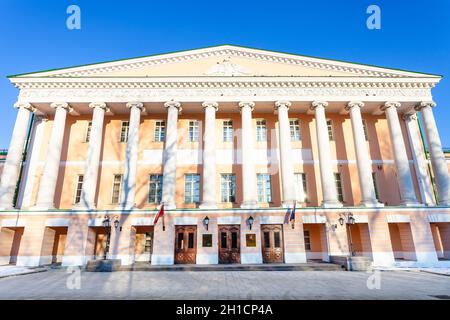 Moscou, RUSSIE - 8 FÉVRIER 2020: Vue de face de la Douma de Moscou au Palais Gagarin (parlement régional russe à Moscou) sur le boulevard Strasnoy à Banque D'Images