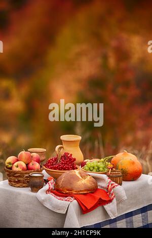 Table avec nourriture sur le fond du paysage Banque D'Images