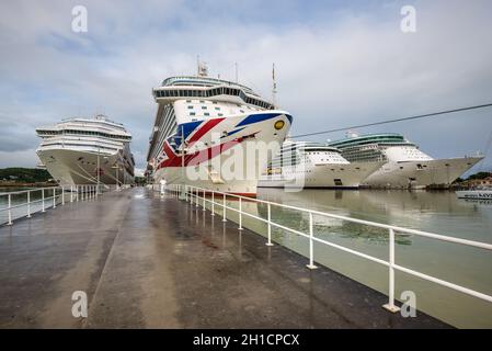 St John's, Antigua-et-Barbuda - 18 décembre 2018 : navires de croisière amarrés au port d'Antigua sur St John's par temps nuageux, Antigua-et-Barbuda. Banque D'Images