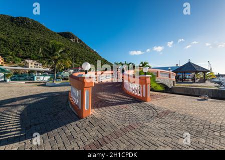 St John's, Antigua-et-Barbuda - 18 décembre 2018 : vue sur la rue de St John's en journée avec un pont sur l'île des Caraïbes d'Antigua-et-Barbuda. Banque D'Images