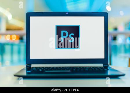 POZNAN, POL - 22 FÉVR. 2020: Ordinateur portable affichant le logo d'Adobe Photoshop, un éditeur de graphiques raster développé et publié par Adobe Inc Banque D'Images