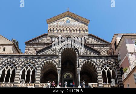 Amalfi, Italie - 13 juin 2017 : La façade de la cathédrale de la St Andrew à Amalfi. Italie Banque D'Images