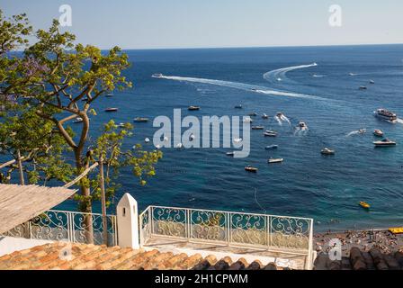 Positano, Italie - 12 juin 2017 : bateau de pêche passe bateaux amarrés dans la mer Tyrrhénienne près de Positano Italie Banque D'Images