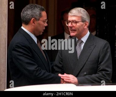 Photo du dossier datée du 09/10/95 de la réunion du Premier ministre de l'époque, John Major (à droite), du général américain Colin Powell, à l'occasion d'une visite du 10 Downing Street.Colin Powell, l'ancien président des chefs interarmées des États-Unis et secrétaire d'État des États-Unis, est décédé des complications de Covid-19, a déclaré sa famille.Date de publication : lundi 18 octobre 2021. Banque D'Images