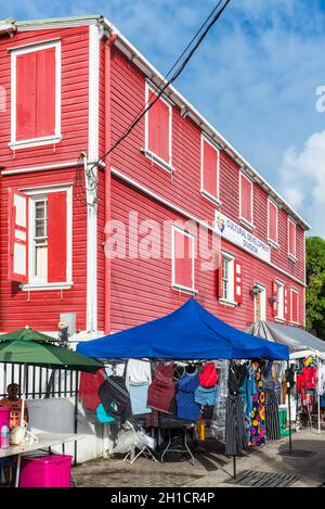 St John's, Antigua-et-Barbuda - 18 décembre 2018 : vue sur la rue de St John's avec le bâtiment de la Division du développement culturel et les vendeurs de rue à Saint-Joh Banque D'Images