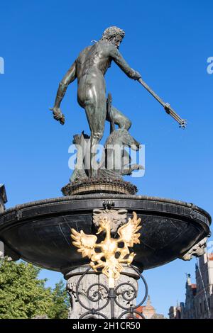 GDANSK, POLOGNE - 5 JUIN 2018 : statue de la fontaine de Neptune du XVIIe siècle à long Market Street, à côté de l'hôtel de ville principal Banque D'Images