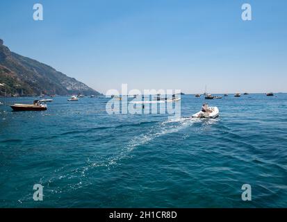 Positano, Italie - 13 juin 2017 : les bateaux de pêche et yachts amarrés dans la mer Tyrrhénienne près de Positano, Amalfi Coast. Italie Banque D'Images