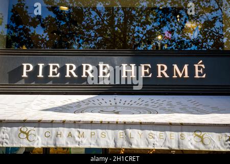 Paris/France - 10 septembre 2019 : le panneau d'entrée du magasin de pâtisserie Pierre Herme sur l'avenue champs-Elysées Banque D'Images