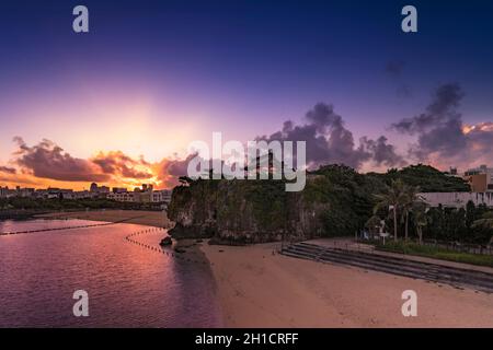 Paysage au lever du soleil du Shinto Shrine Naminoue au sommet d'une falaise surplombant la plage et l'océan de Naha dans la préfecture d'Okinawa, au Japon. Banque D'Images