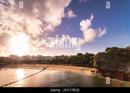 Paysage au lever du soleil du Shinto Shrine Naminoue au sommet d'une falaise surplombant la plage et l'océan de Naha dans la préfecture d'Okinawa, au Japon. Banque D'Images